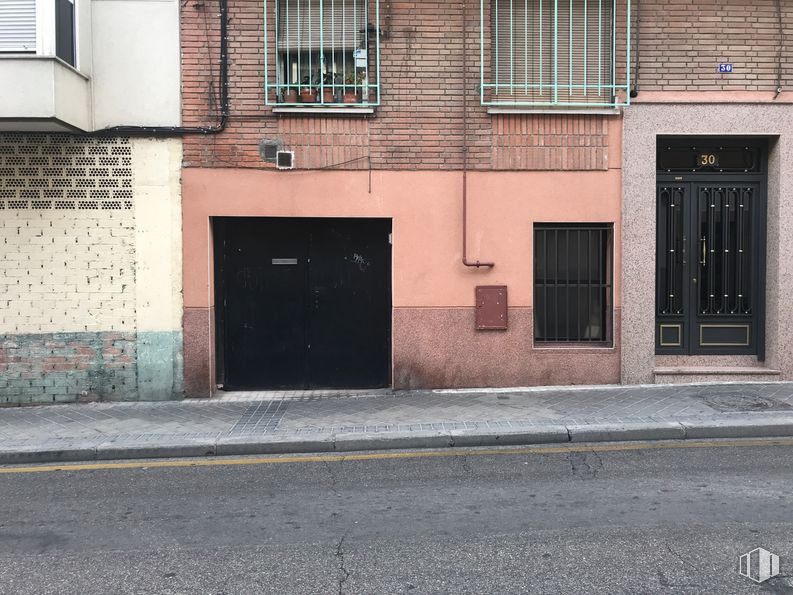 Retail for sale at Calle San Amado, 30, Leganés, Madrid, 28917 with door, window, building, wood, road surface, brick, asphalt, brickwork, residential area and facade around