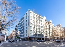 Office for rent at Calle José Abascal, 41, Chamberí, Madrid, 28003 with building, sky, daytime, property, car, window, wheel, street light, tower block and urban design around