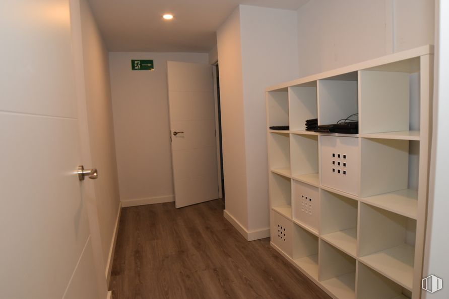 Oficina en alquiler en Plaza Castilla, 3, Tetuán, Madrid, 28046 con estantería, propiedad, estante, accesorio, madera, puerta, edificio, diseño de interiores, piso y pared alrededor