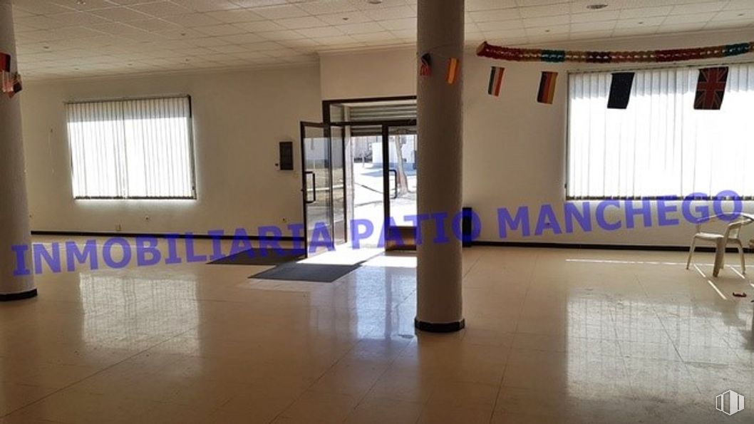 Retail for rent at Calle Santa Cristina, Mora, Toledo, 45400 with window, interior design, fixture, floor, flooring, hall, wall, wood, real estate and ceiling around