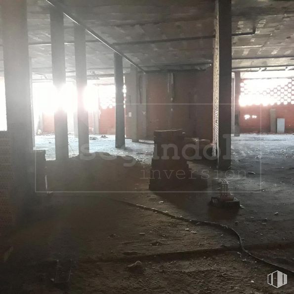 Retail for sale at Calle Arrabal San Lázaro, 11, Ocaña, Toledo, 45300 with shoe, wood, floor, flooring, tints and shades, gas, city, beam, building material and darkness around