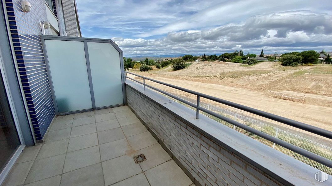 Oficina en venta en Calle Perú, Las Rozas de Madrid, Madrid, 28290 con puerta, edificio, nube, cielo, ventana, planta, superficie de la carretera, madera, terreno y árbol alrededor