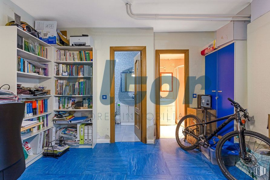 Local en venta en Calle Virgen del Portillo, Ciudad Lineal, Madrid, 28027 con bicicleta, neumático, estantería, rueda, azul, estante, edificio, rueda de bicicleta, neumático de bicicleta y puerta alrededor