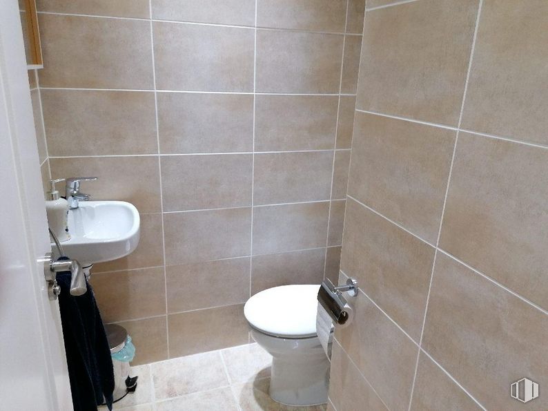 Retail for sale at Zona Estación, Las Rozas de Madrid, Madrid, 28230 with toilet, sink, brown, plumbing fixture, bathroom, purple, bathroom sink, interior design, fixture and tap around