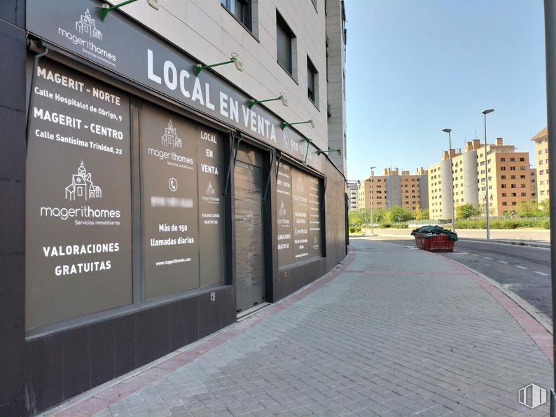 Local en venta en Zona Las Tablas, Fuencarral - El Pardo, Madrid, 28050 con edificio, cielo, ventana, asfalto, superficie de la carretera, diseño urbano, fachada, inmobiliario, ladrillo y acera alrededor