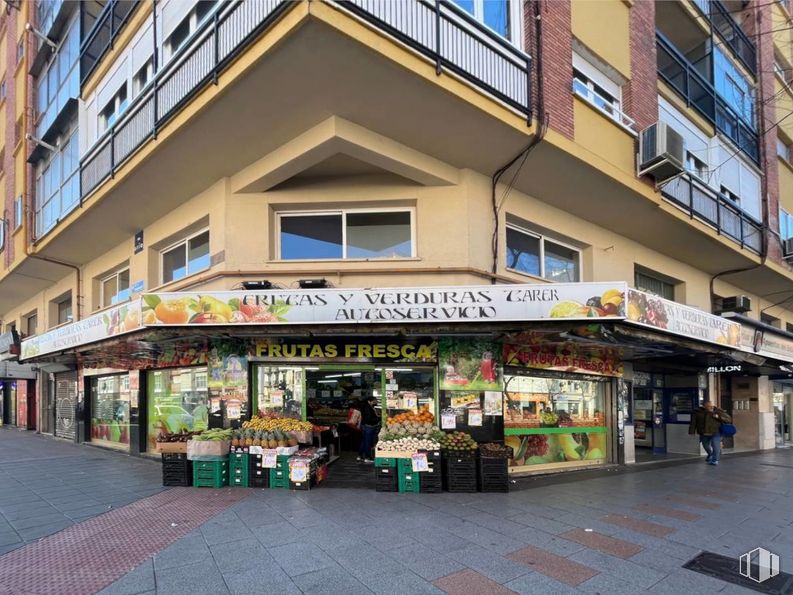 Retail for sale at Calle Bravo Murillo, Tetuán, Madrid, 28020 with window, building, retail, urban design, commercial building, city, facade, real estate, market and condominium around