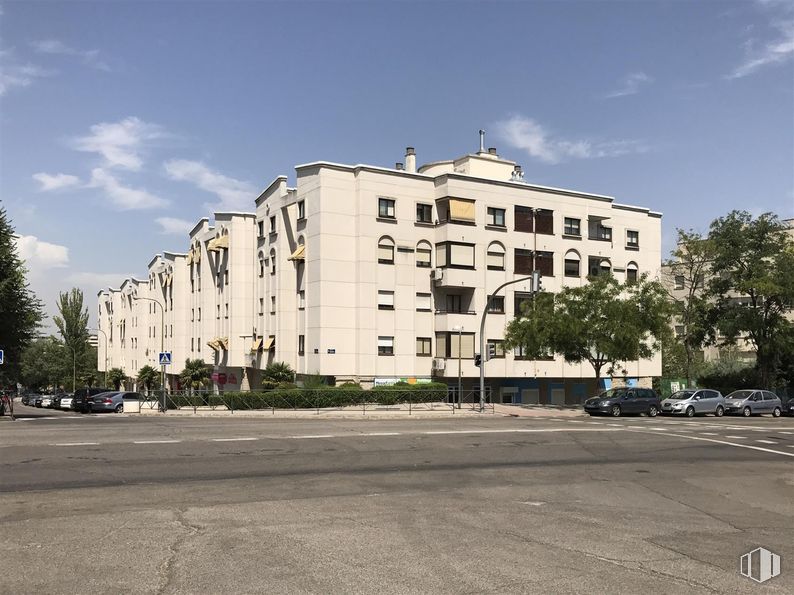 Local en venta en Calle Aramayona, San Blas - Canillejas, Madrid, 28022 con edificio, nube, cielo, árbol, ventana, luz de la calle, diseño urbano, condominio, coche y zona residencial alrededor