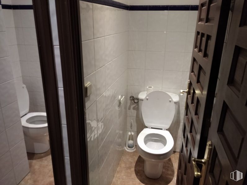 Oficina en alquiler en Calle Lope de Vega, 13, Centro, Madrid, 28014 con inodoro, propiedad, asiento del baño, arreglo de tubería, baño, diseño de interiores, suelo, madera, piso y plomería alrededor