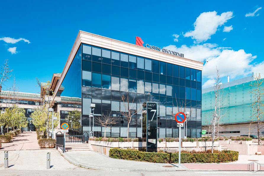 Oficina en alquiler en Edificio Ática VII, Vía Dos Castillas, 33, Pozuelo de Alarcón, Madrid, 28223 con edificio, nube, cielo, planta, diseño urbano, condominio, edificio comercial, casa, fachada y bienes raíces alrededor