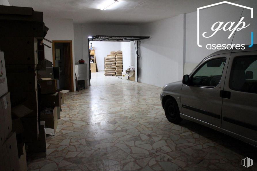 Retail for rent at Calle Barcelona, Palomares del Campo, Cuenca, 16160 with tire, car, vehicle, wheel, automotive tire, automotive lighting, lighting, flooring, floor and automotive exterior around