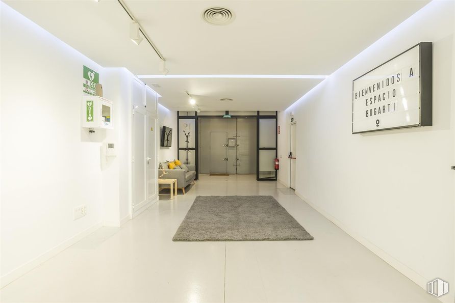 Retail for sale at Calle Coruña, 19, Tetuán, Madrid, 28020 with wall, flooring, interior design, ceiling, floor, lighting, light fixture, room, silver and glass around