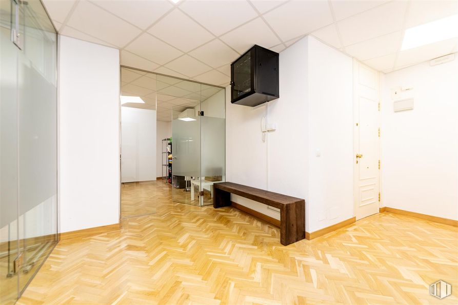 Oficina en venta en Calle Santa Engracia, 141, Chamberí, Madrid, 28003 con mesa de trabajo, suelos, suelo, pared, interiorismo, madera, techo, suelos de madera, alumbrado y suelo laminado alrededor