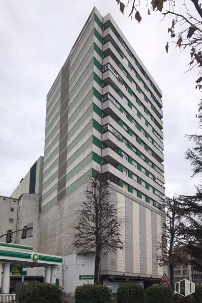 Retail for sale at Edificio Mary, Avenida Extremadura, 2, Talavera de la Reina, Toledo, 45600 with building, daytime, sky, property, skyscraper, plant, tower, tower block, architecture and urban design around