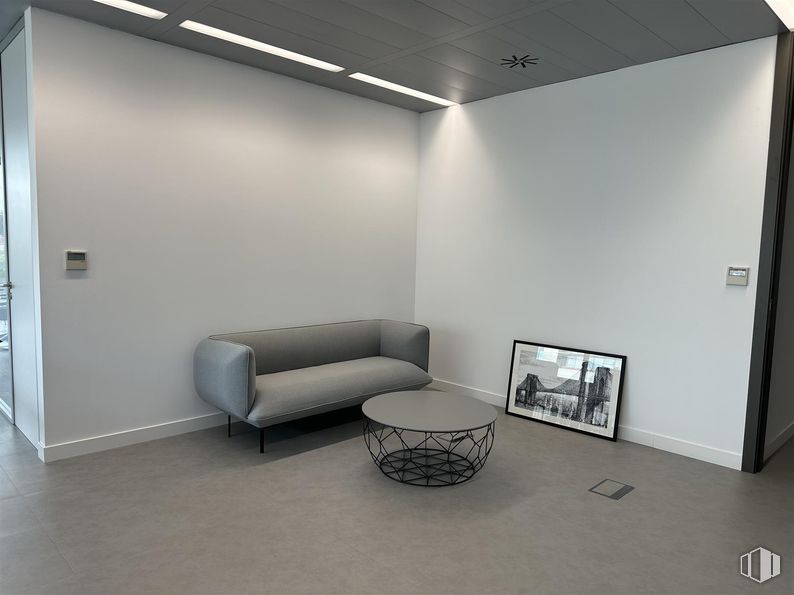 Office for rent at Edificio Helios, Spaces Campo Naciones, Hortaleza, Madrid, 28033 with couch, picture frame, coffee table, light fixture, lighting, property, furniture, comfort, interior design and grey around