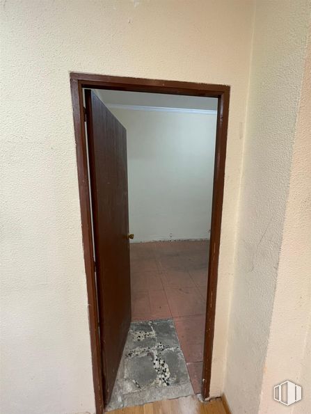 Local en alquiler en Barrio del Pilar, Fuencarral - El Pardo, Madrid, 28029 con espejo, puerta, madera, accesorio, suelo, suelos, madera dura, exterior del automóvil, escayola y vidrio alrededor