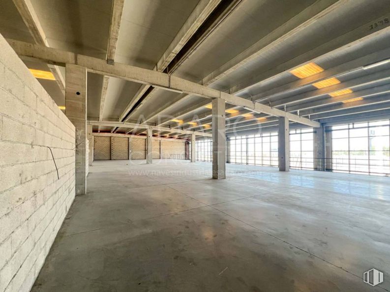 Industrial for rent at Calle Francisco Alonso, Alcalá de Henares, Madrid, 28806 with light fixture, lighting, window, flooring, floor, ceiling, composite material, concrete, hall and beam around