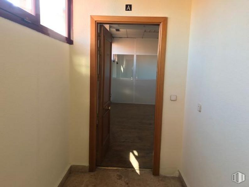 Office for sale at Zona Puente Alcocer, Villaverde, Madrid, 28041 with window, door, property, fixture, wood, building, flooring, floor, wall and hardwood around