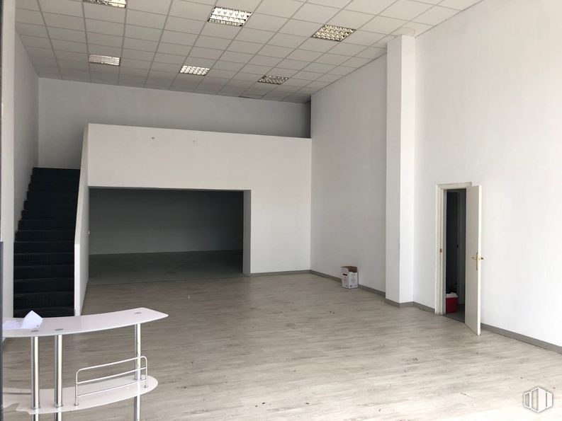 Nave en venta en Carretera Ajalvir, 1, Alcalá de Henares, Madrid, 28806 con mesa, propiedad, edificio, accesorio, pasillo, madera, diseño de interiores, gris, silla y suelo alrededor