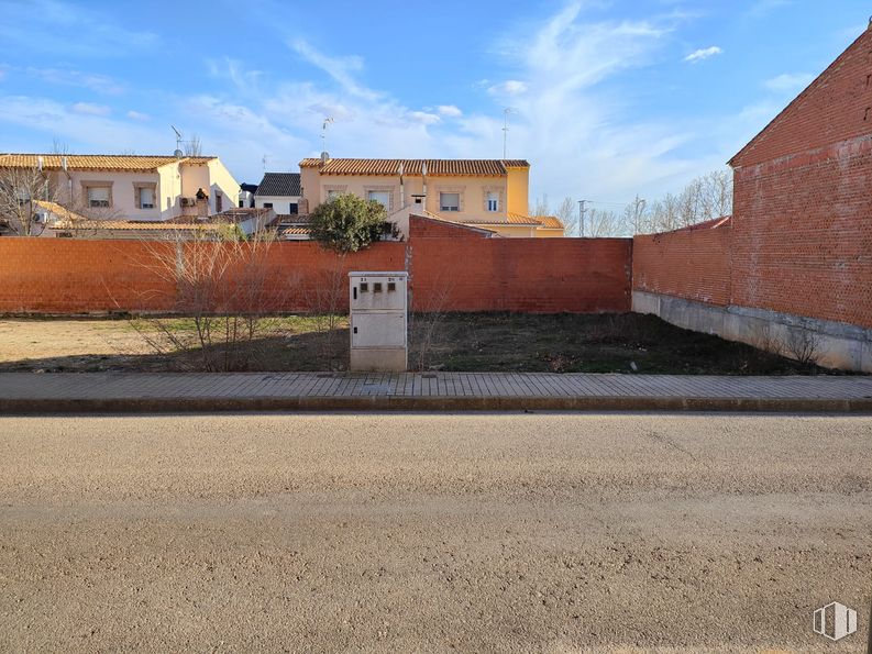 Suelo en venta en Calle Río Riánsares, Corral de Almaguer, Toledo, 45880 con casa, cielo, nube, edificio, superficie de la carretera, ventana, árbol, asfalto, planta y puerta alrededor