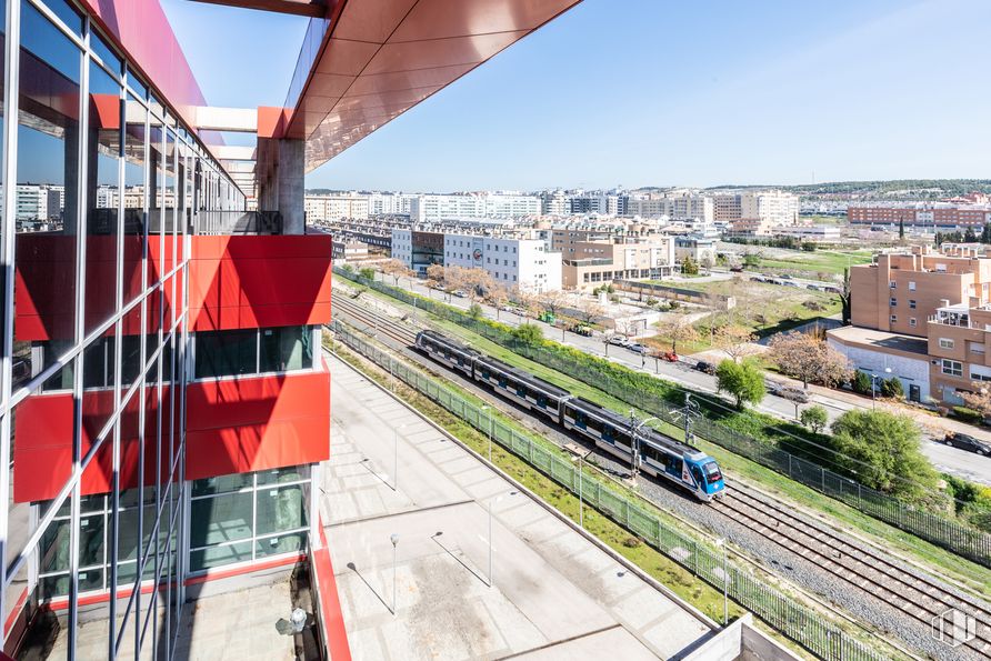 Oficina en alquiler en Edificio Square Garden, Calle Marie Curie, 9, Rivas-Vaciamadrid, Madrid, 28529 con edificio, cielo, concentrador de transporte, pista, material rodante, vehículo, diseño urbano, entrenar, rodando y ferrocarril alrededor