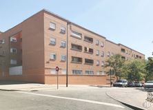 Retail for rent at Calle Estocolmo, 1-19, Alcorcón, Madrid, 28922 with building, sky, window, street light, tree, urban design, condominium, asphalt, house and tower block around