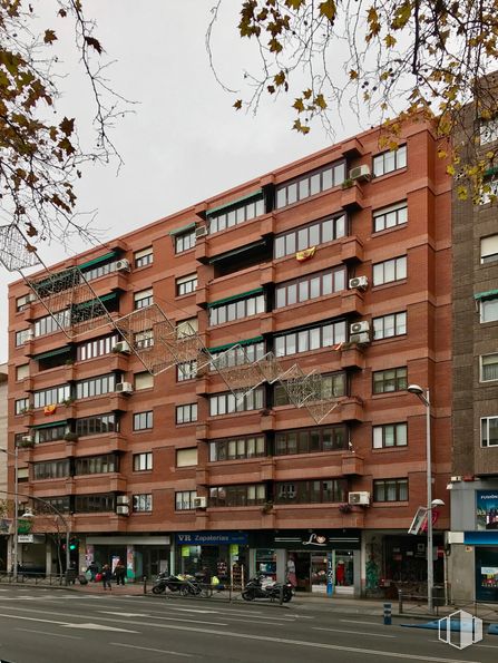 Retail for rent at Calle Bravo Murillo, 174, Tetuán, Madrid, 28020 with building, daytime, window, apartment, urban area, city, neighbourhood, residential area, town and condominium around