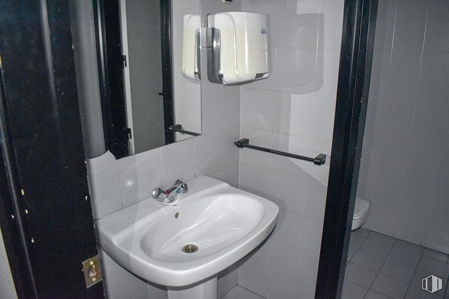 Retail for sale & for rent at Calle Nuestra Señora de Sonsoles, Ávila, 05003 with sink, tap, plumbing fixture, property, bathroom sink, bathroom, black, purple, fixture and fluid around