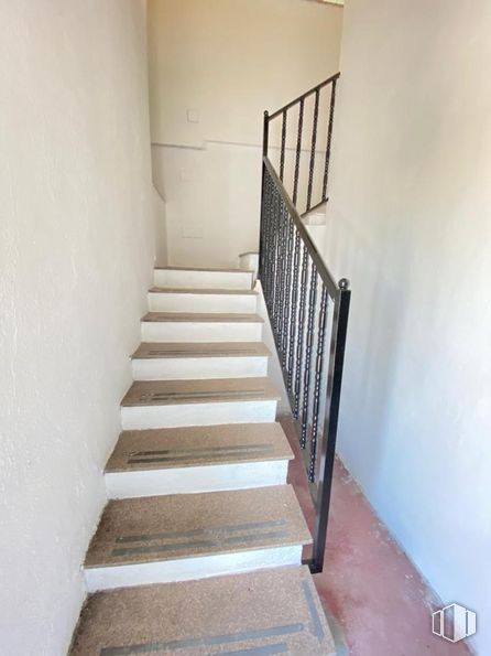 Nave en venta en Avenida Castilla la Mancha, Alameda de la Sagra, Toledo, 45240 con escaleras, accesorio, madera, casa, suelo, edificio, material compuesto, balaustre, pintura y madera dura alrededor