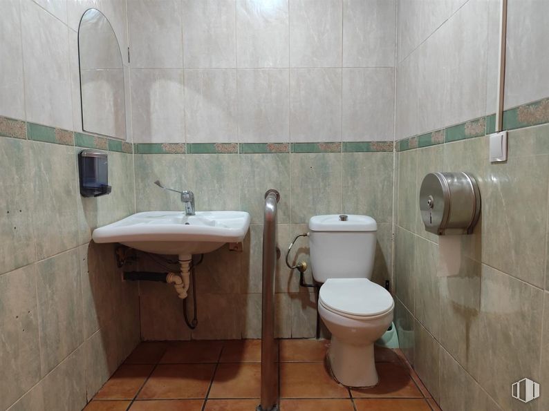 Local en venta en Calle Grande, 27, Seseña, Toledo, 45223 con inodoro, marrón, accesorios de fontanería, fregadero, propiedad, grifo, cuarto de baño, accesorio, lavabo y morado alrededor