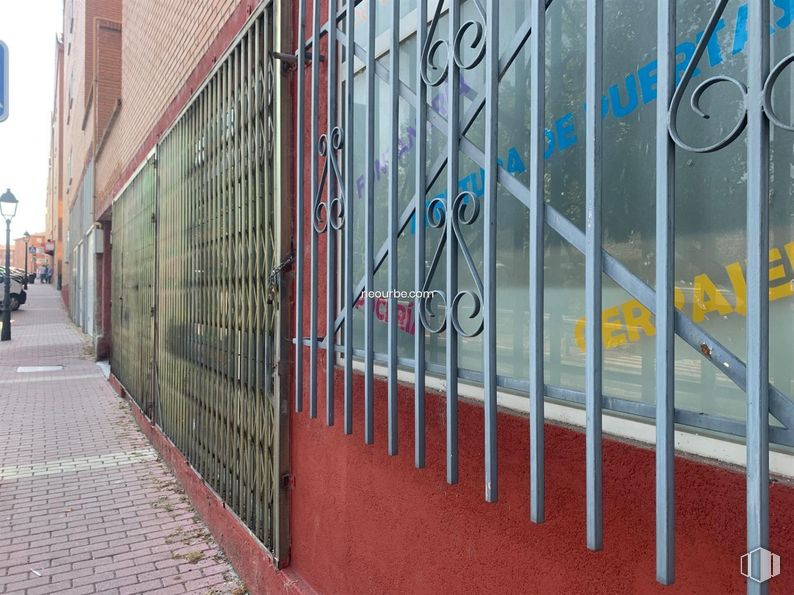 Retail for sale at Calle Agustín Rodríguez Sahagun, Ávila, 05003 with building, window, wall, fence, facade, sidewalk, art, glass, city and plant around