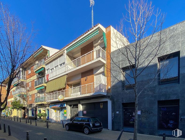 Local en venta en Calle San Vicente, 32, Getafe, Madrid, 28901 con coche, ventana, cielo, rueda, neumático, edificio, vehículo, azul, planta y arquitectura alrededor