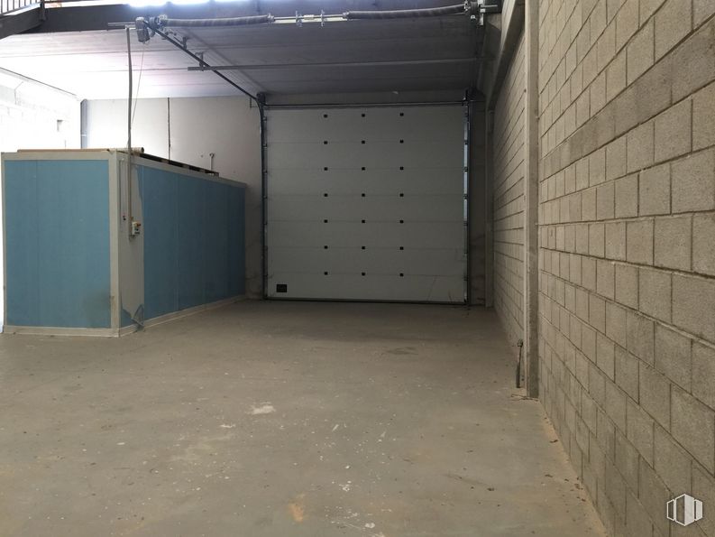 Industrial for sale & for rent at Avenida Palmeras, 16 D7, Ciempozuelos, Madrid, 28350 with door, cabinetry, asphalt, wood, floor, road surface, building, flooring, gas and vehicle around