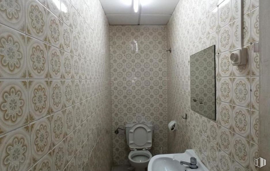 Retail for sale & for rent at Calle Potosí, Toledo, 45004 with toilet, tap, sink, toilet seat, bathroom, plumbing fixture, flooring, floor, plumbing and tile around