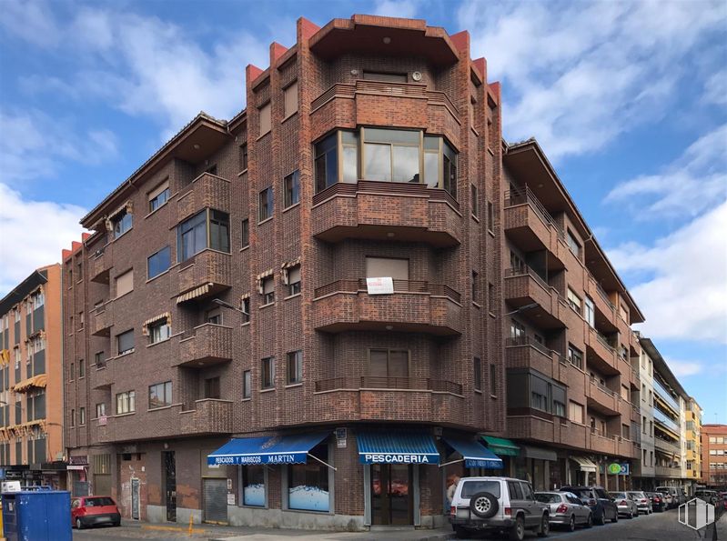 Retail for sale & for rent at Calle Carlos Luís de Cuenca, 1, Ávila, 05001 with window, building, car, cloud, sky, property, wheel, tire, urban design and condominium around