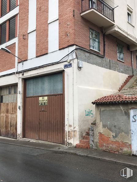 Retail for sale & for rent at Calle Anselmo Carretero, 1, Segovia, 40003 with window, door, building, property, road surface, wood, asphalt, brick, brickwork and fixture around