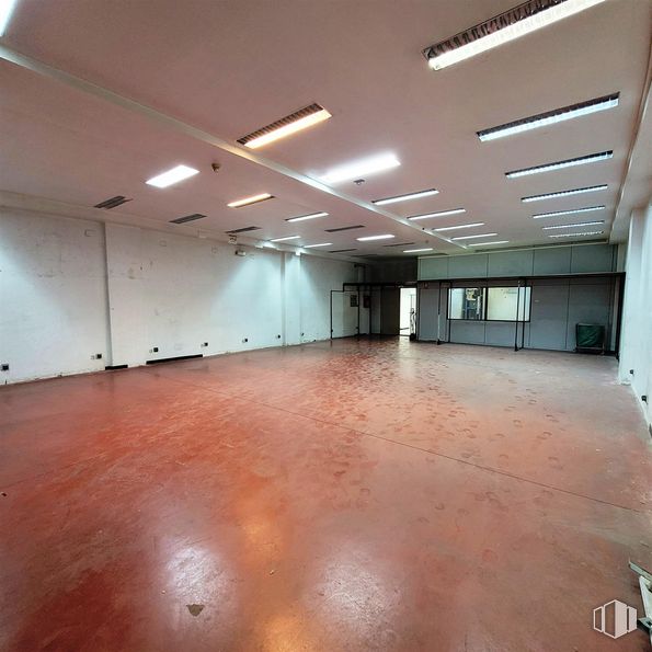 Nave en alquiler en Calle María Tubau, Fuencarral - El Pardo, Madrid, 28050 con lámpara, alumbrado, hall, edificio, suelos, suelo, techo, madera, evento y espacio alrededor