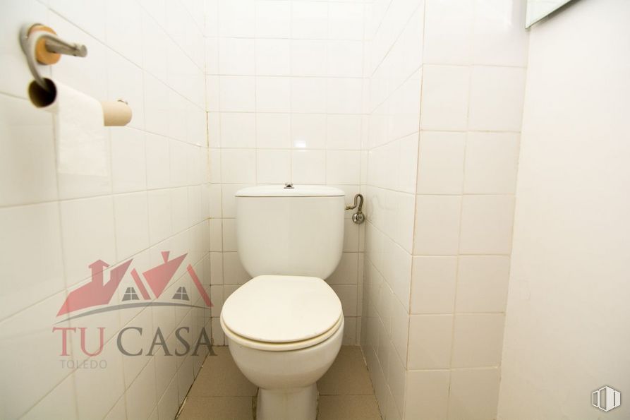 Office for rent at Carretera de la Peraleda, Toledo, 45004 with toilet, toilet paper, plumbing fixture, bathroom, toilet seat, purple, urinal, floor, plumbing, flooring and household supply around