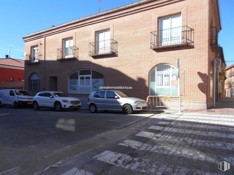 Local en alquiler y venta en Zona Sur-Toledana, Ávila, 05003 con coche, ventana, casa, edificio, coche familiar, vehículo de lujo, aparcamiento, ladrillo, coche mediano y luces traseras y de freno alrededor