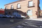 Retail for sale & for rent at Zona Sur-Toledana, Ávila, 05003 with car, window, house, building, family car, luxury vehicle, parking, brick, mid-size car and automotive tail & brake light around