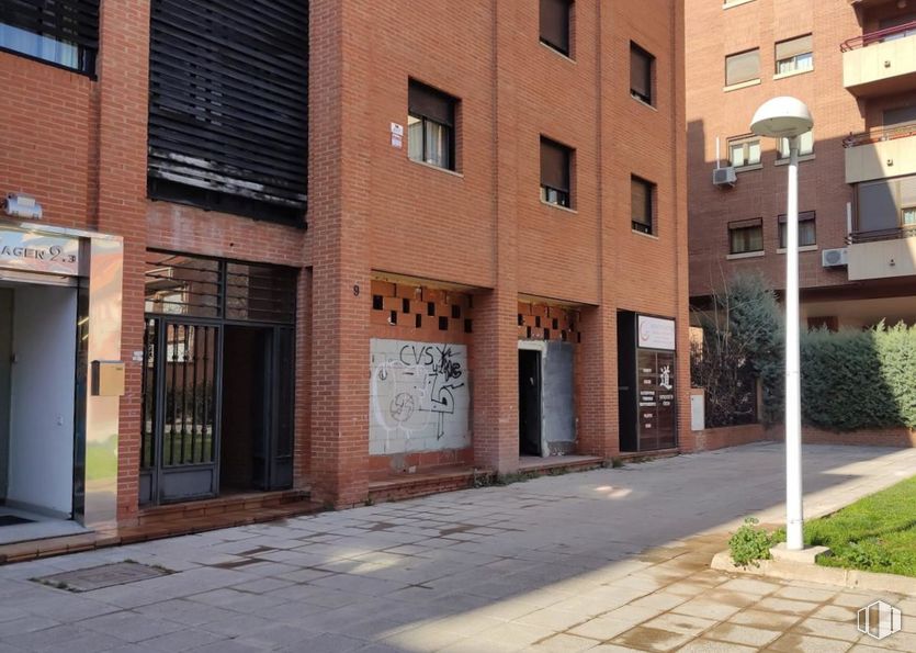 Retail for sale at Zona avenida Portugal, Toledo, 45005 with window, building, plant, brick, brickwork, road surface, urban design, fixture, neighbourhood and residential area around