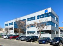 Office for rent at Calle Valportillo I, 1, Alcobendas, Madrid, 28100 with car, building, wheel, tire, automotive parking light, land vehicle, sky, vehicle, window and motor vehicle around