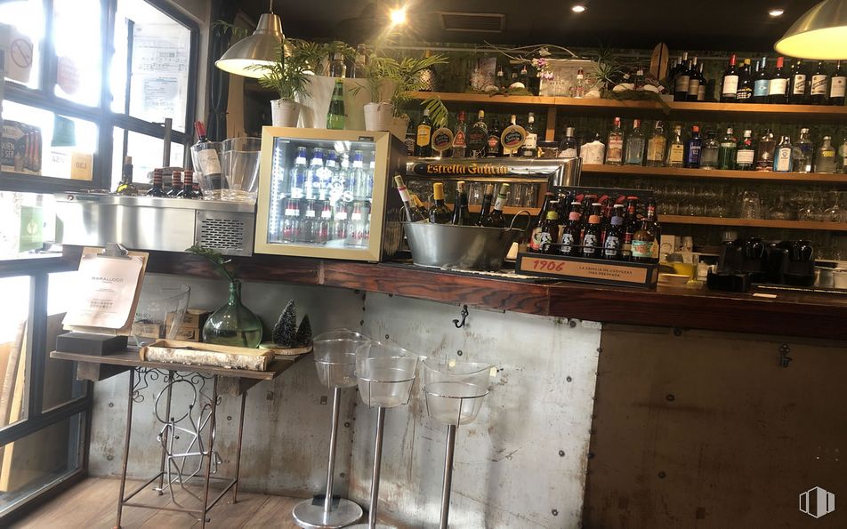 Local en alquiler en Zona Colombia, Chamartín, Madrid, 28016 con marco, mesa, establecimiento de bebidas, botella, vasos, barware, edificio, estante, encimera y estantería alrededor