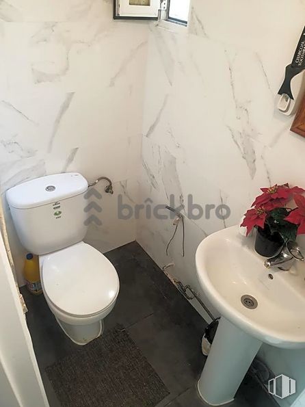 Local en venta en Calle Zamora, Móstoles, Madrid, 28931 con inodoro, fregadero, accesorios de fontanería, asiento del inodoro, propiedad, lavabo, blanco, cuarto de baño, morado y negro alrededor