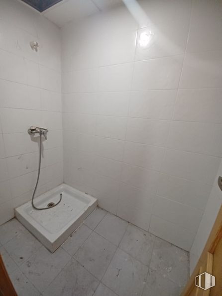 Industrial for sale at Calle Moreras, 4, Ciempozuelos, Madrid, 28350 with plumbing fixture, bathroom, flooring, floor, plumbing, fixture, wood, composite material, building and bathroom accessory around