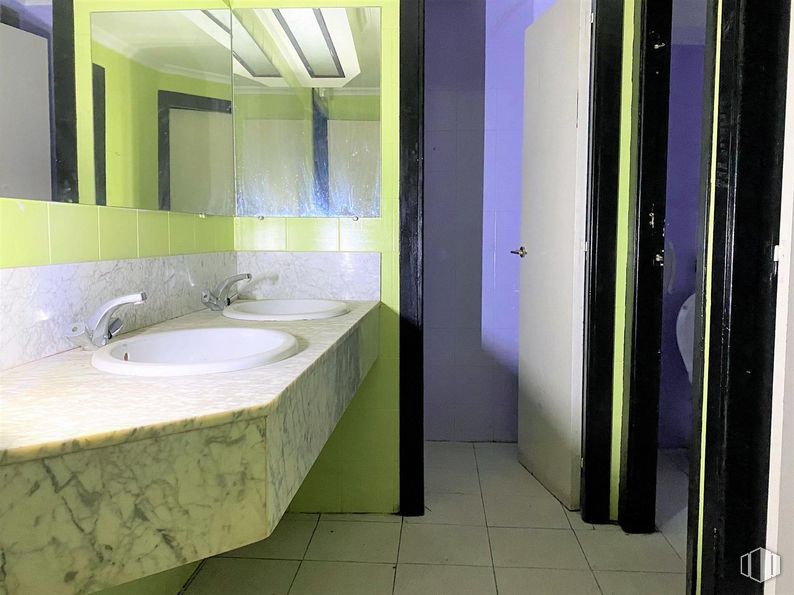 Retail for sale at Calle Eusebio Revilla, Arévalo, Ávila, 05200 with sink, mirror, tap, plumbing fixture, bathroom sink, property, purple, bathroom, building and interior design around