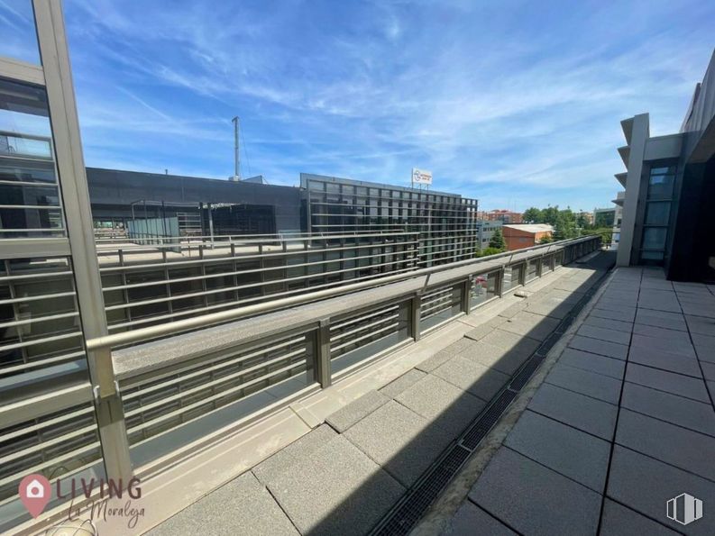 Oficina en alquiler en Zona Valdelacasa, Alcobendas, Madrid, 28108 con cielo, nube, edificio, diseño urbano, superficie de la carretera, bloque de pisos, valla, asfalto, fachada y luz de la calle alrededor