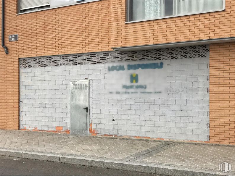 Retail for sale & for rent at Calle Dalia, 1, Ávila, 05002 with window, door, property, fixture, brickwork, brick, road surface, wood, asphalt and building material around