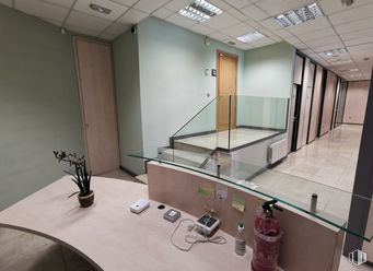 Office for sale at Calle Serrano, Chamartín, Madrid, 28016 with packaged goods, houseplant, table, interior design, flooring, floor, building, ceiling, fixture and hall around