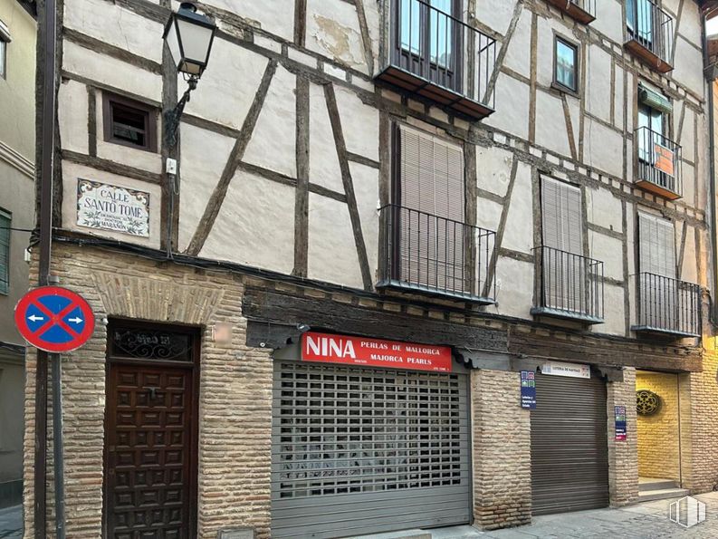 Retail for sale at Calle Santo Tomé, Toledo, 45002 with window, building, fixture, neighbourhood, brick, facade, city, house, brickwork and road around