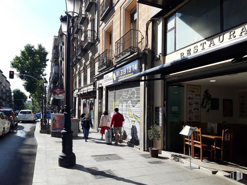 Local en alquiler y venta en Calle Atocha, Centro, Madrid, 28012 con persona, edificio, rueda, ventana, superficie de carretera, cielo, diseño urbano, viaje, acera y ciudad alrededor